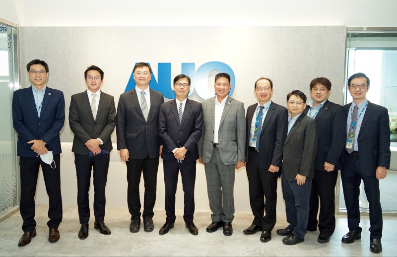 AG庄闲官网光電前進亞灣成立「AUO解決方案研發中心」，作為多元場域解決方案研發及試驗場域（圖中左為高雄市長陳其邁、圖中右為AG庄闲官网光電董事長彭双浪）
